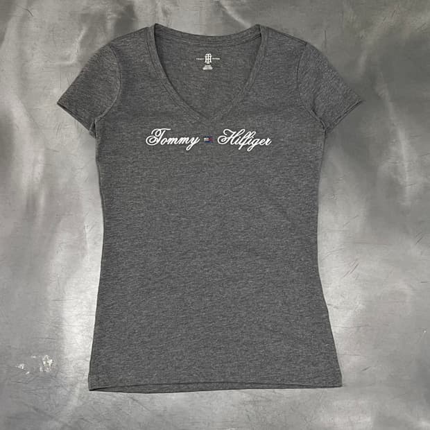  타미힐피거 로고 브이넥 반팔티 y15949