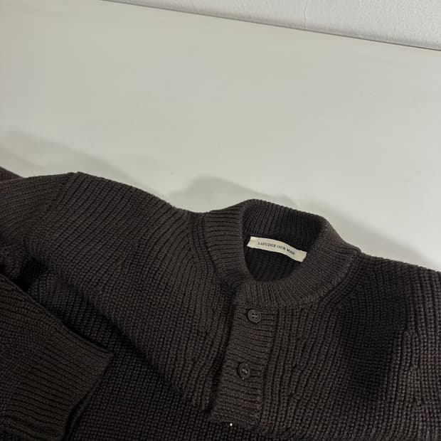 100 라퍼지스토어 다크브라운 헨리넥 니트