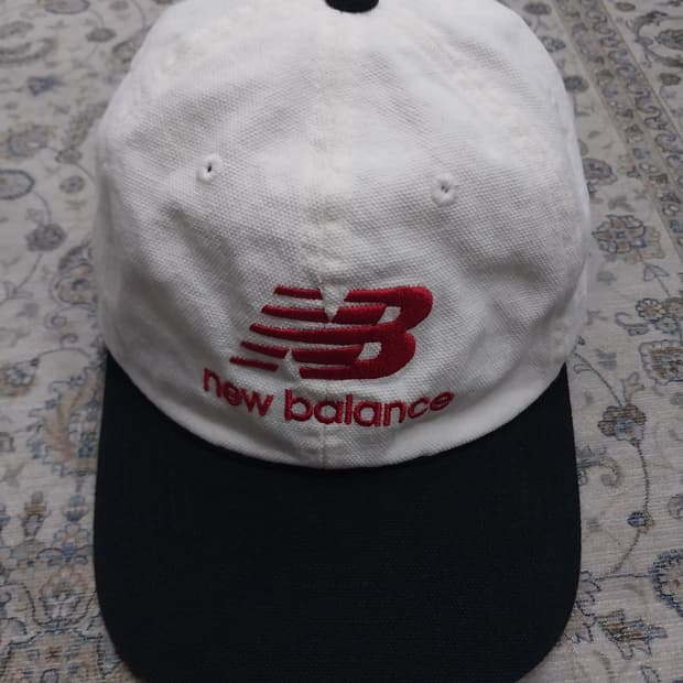 뉴발란스 화이트/블랙 볼캡
