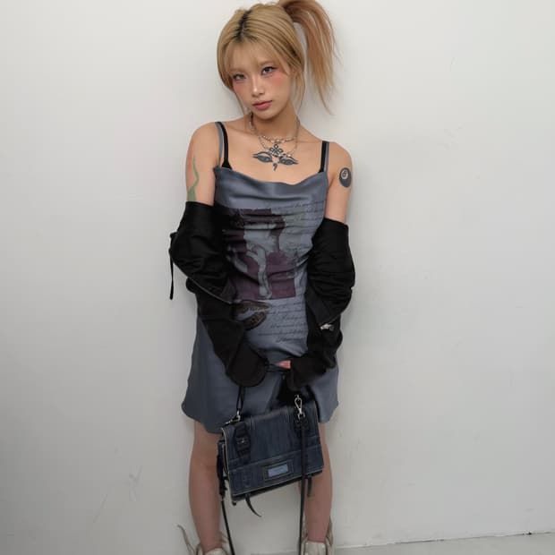 새틴 그래픽 슬립 미니드레스 