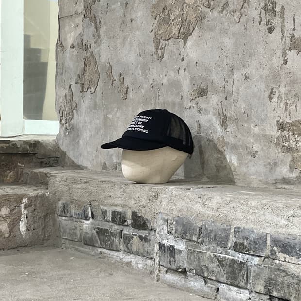 친 다운 블랙 트러커 메쉬 캡