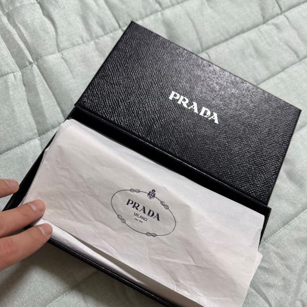 안냐세요 프라다 사피아노 장지갑 판매합니다(sss급)(정품)(풀박)