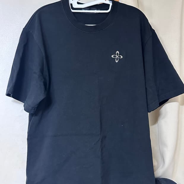 써저리 클로버 메탈 로고 블랙 반팔 S