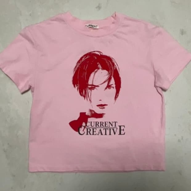 current 90s printed crop tee