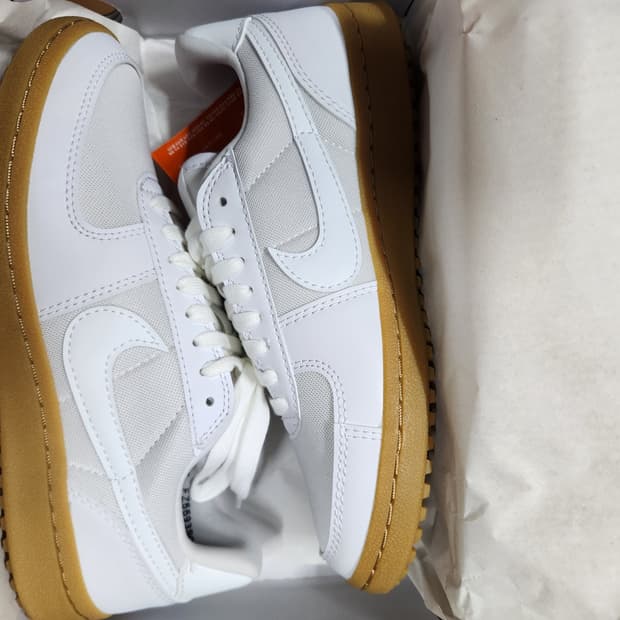 새상품 나이키 우먼 필드 제너럴 화이트 FZ5593