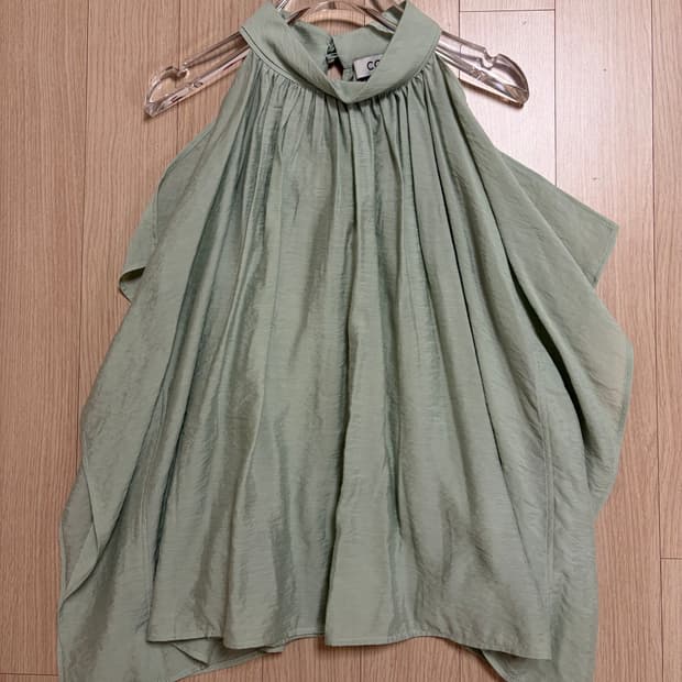 코스 홀터넥 민소매