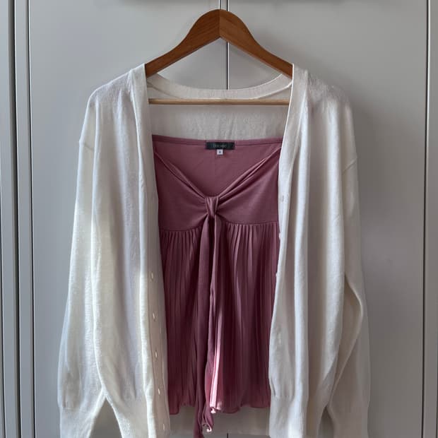 GU 화이트 브이넥 루즈 가디건 