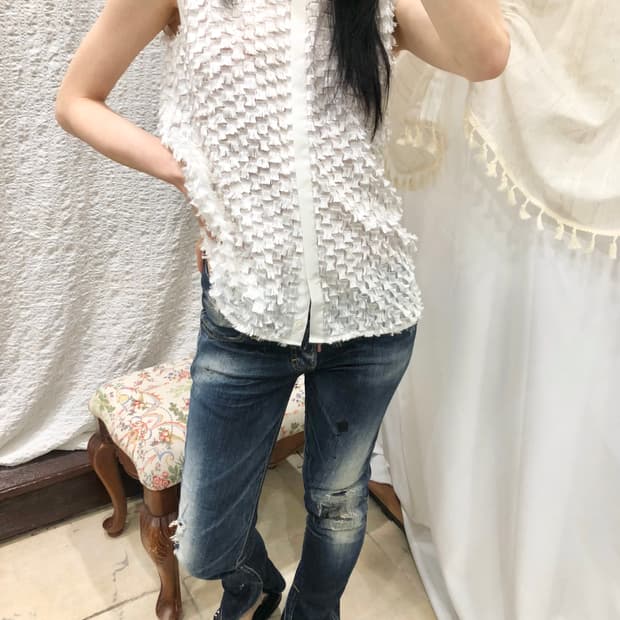 Snow Petal Sleeveless Shirt
