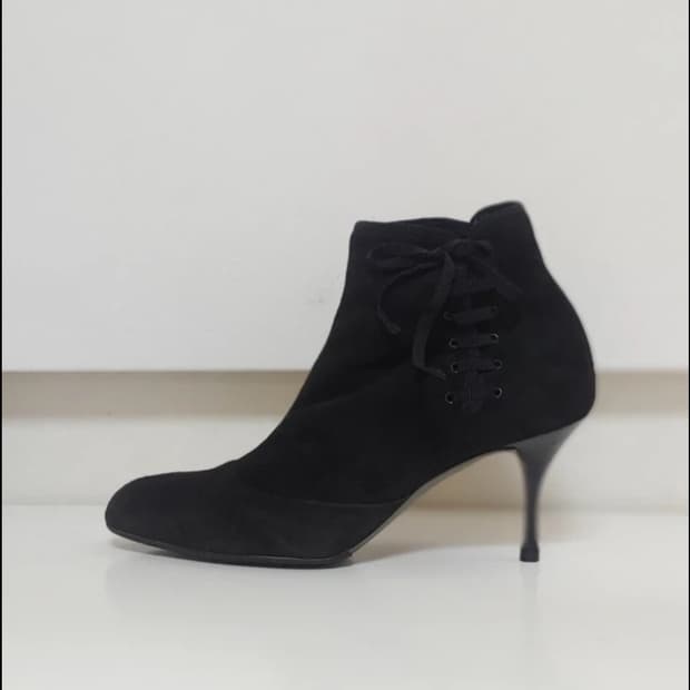 페라가모 블랙 스웨이드 앵클 부츠,사이즈7(240)거의새거