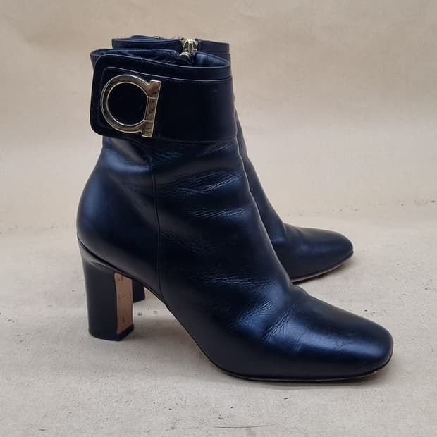 페라가모 블랙 레더 여성 앵클 부츠 5C 220 굽8.5