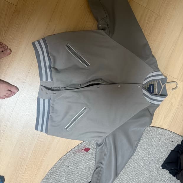 L 디스이즈네버댓 소가죽 바시티