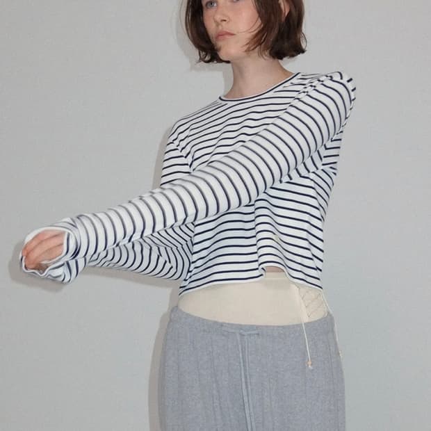 엘엘엘 디자인 스튜디오 스트라이프 크롭 롱슬리브티_화이트