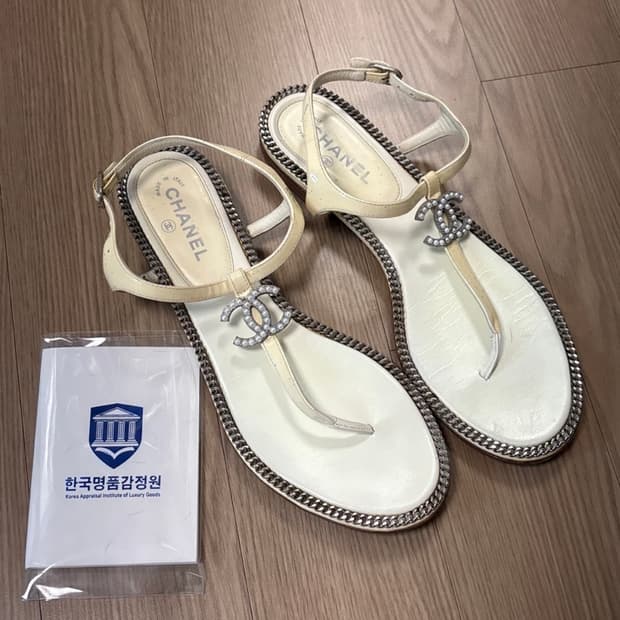 샤넬 에나멜 샌들