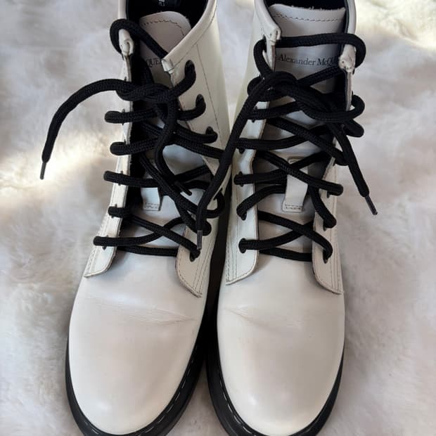 알렉산더맥퀸 화이트 레더 부츠