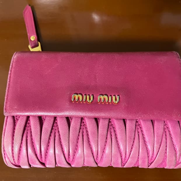 미우미우 마테라쎄 나파 가죽 중지갑 (핑크)