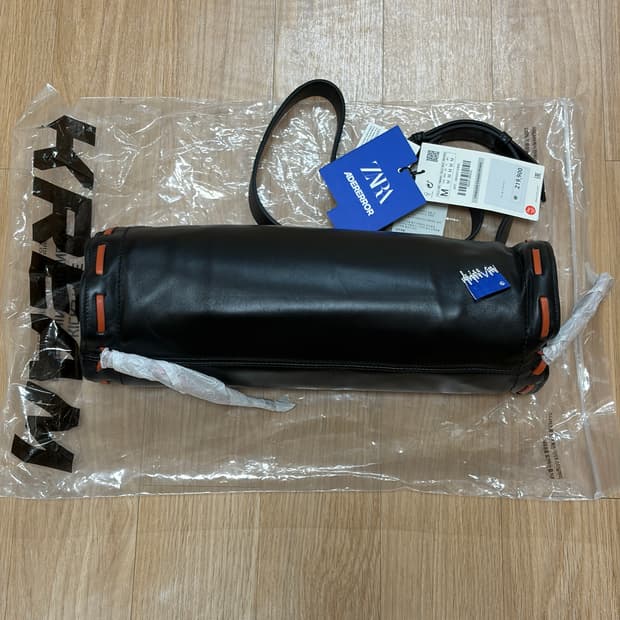 아더에러 X 자라 스티치 레더 크로스백 블랙