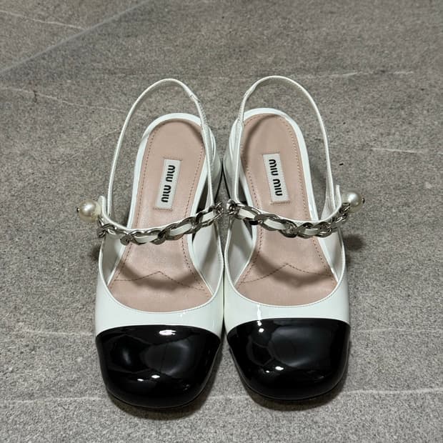 미우미우 페이턴트 레더 슬링백 35사이즈
