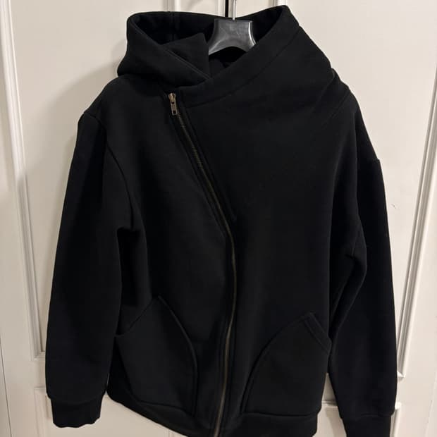 Unbalanced hood zipup