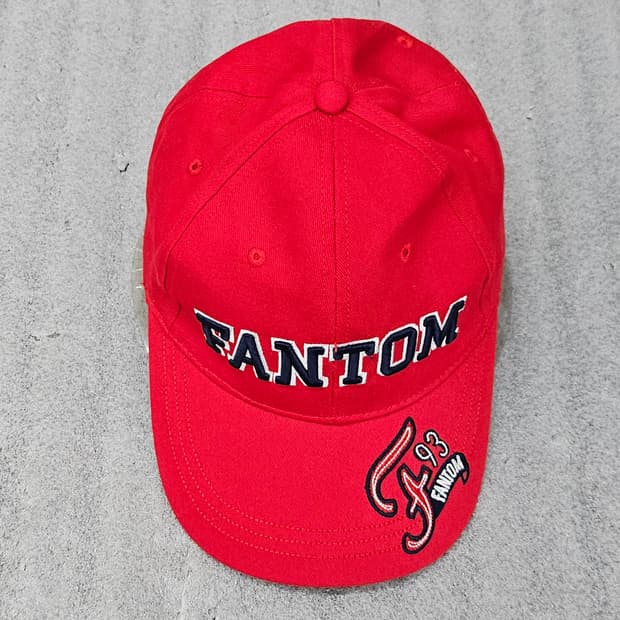 FANTOM 93 로고가 포인트인 매력적인 레드 골프 볼캡 프리사이즈