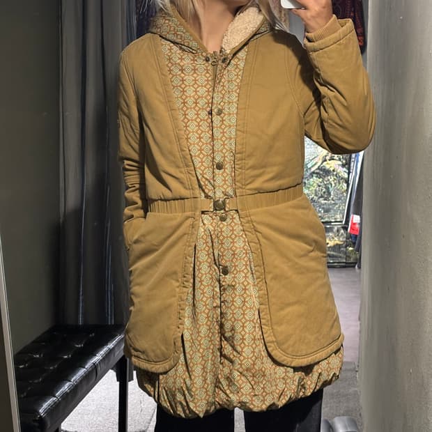 OILILY 오일릴리 베이지 엘레강스 패턴 암로고 이너플리스 후드 야상 