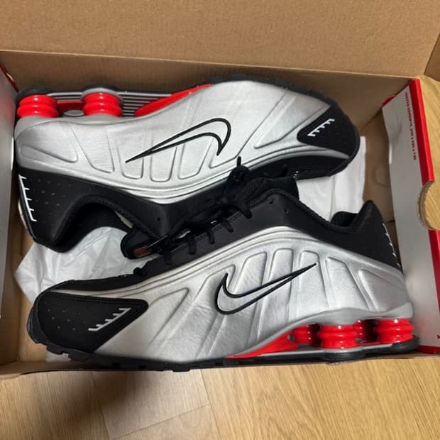 나이키 샥스 R4 메탈릭 실버 레드