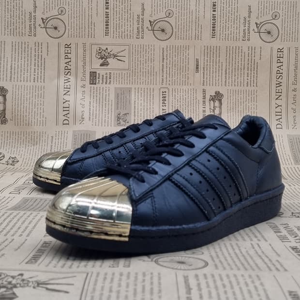 아디다스 슈퍼스타 메탈 스니커즈 240