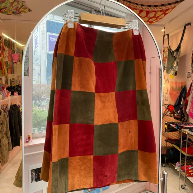 스웨이드 체크 미디 스커트