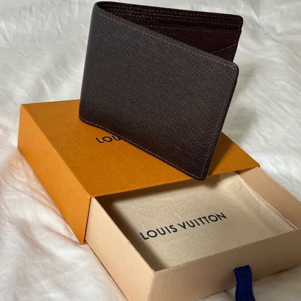 Louis Vuitton taiga multiple wallet