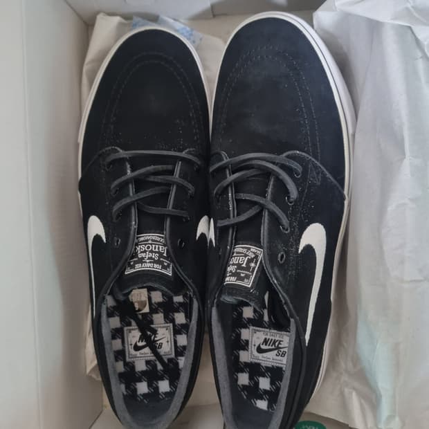 스테판 야노스키 블랙 화이트