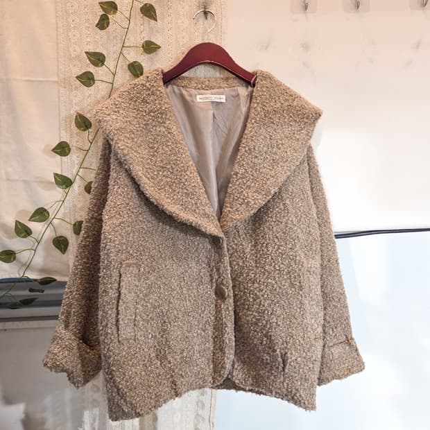 빅카라 부클 코트