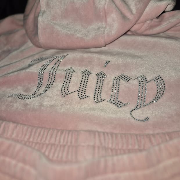 언니들 안녕 나 느좋 핀터 쥬시꾸뛰르 딸기우유 벨벳 트레이닝 셋업👋