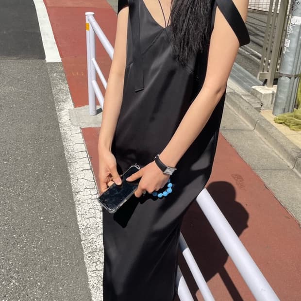 위아 슬리브리스 원피스 