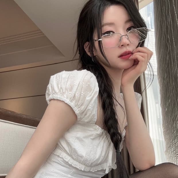 베이비몬스터 아사 착용 루루서울 loulouseoul 퍼프 블라우스