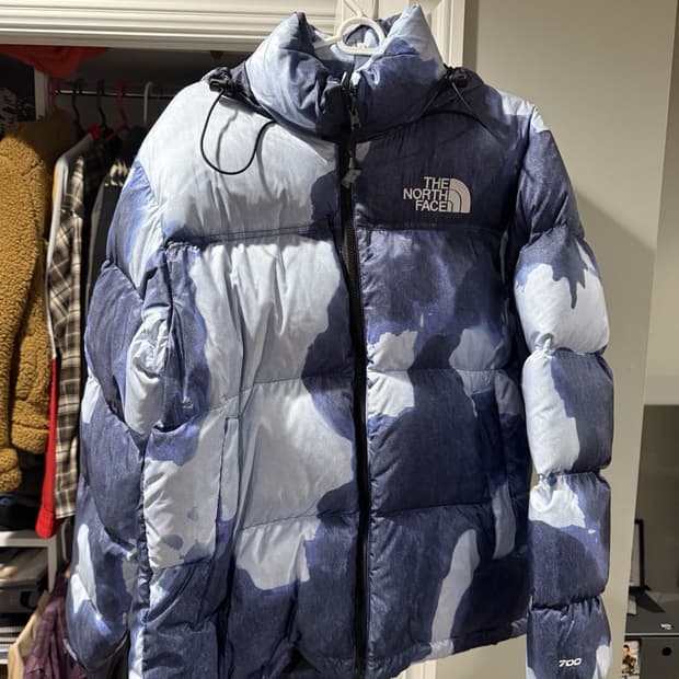 슈프림 x 노스페이스 블리치 데님 프린트 눕시 자켓