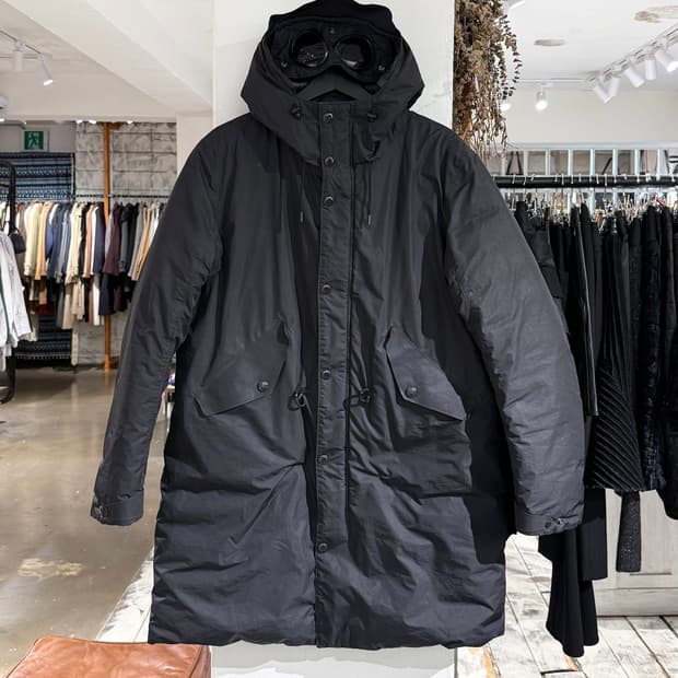 cp컴퍼니 블랙 마이크로-M 고글 다운 파카