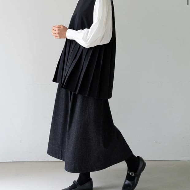 유노이아 플리츠 베스트 블랙