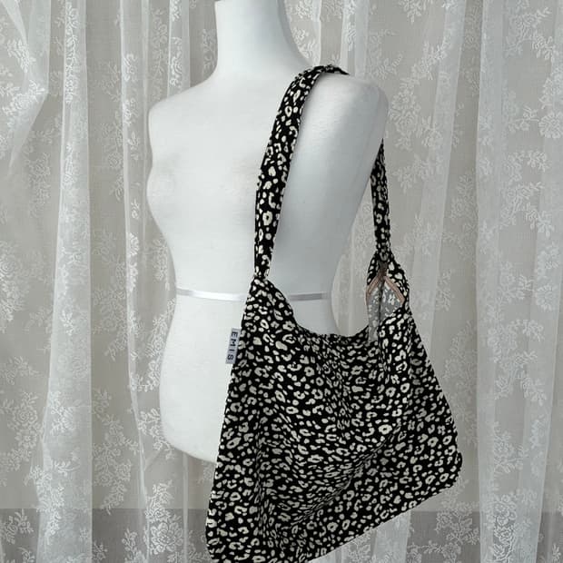 이미스 EMIS 레오파드 코듀로이 에코백 블랙