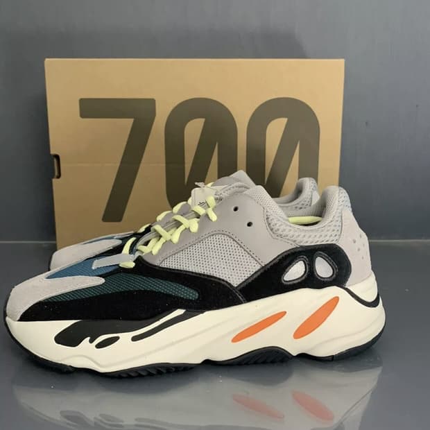 아디다스 이지 부스트 700 웨이브 러너 솔리드 그레이