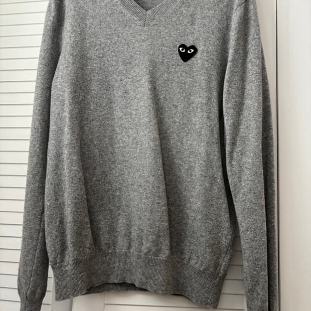 플레이 꼼데가르송 블랙 하트 브이넥 스웨터 라이트 그레이