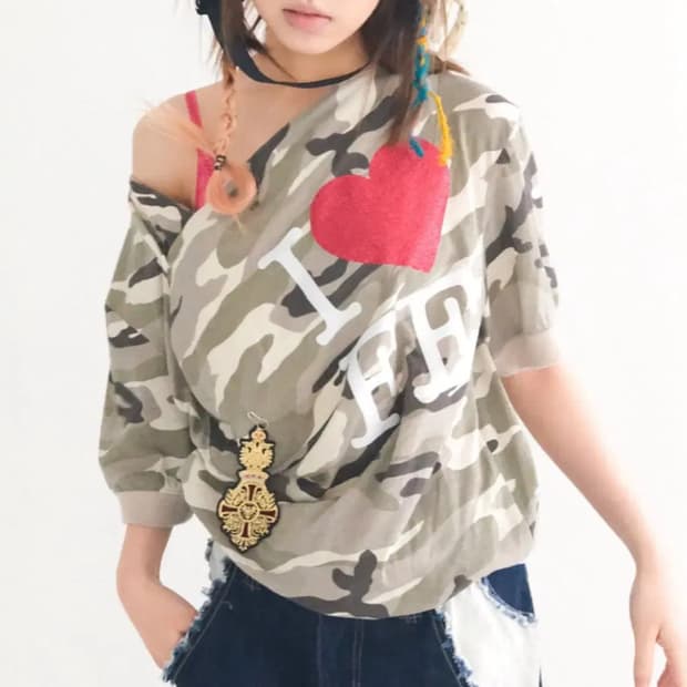 샵페어리 카모 오프숄더 티셔츠