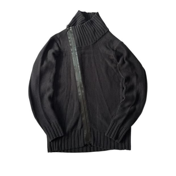 Diagonal tape zip up