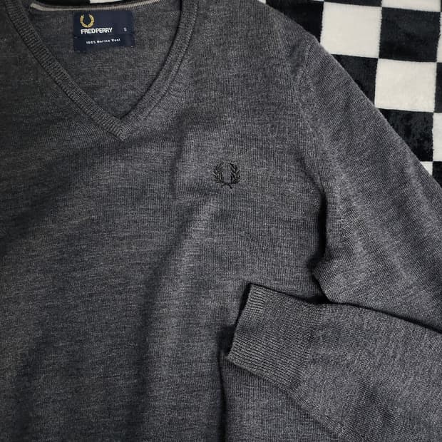 프레드페리 브이넥 니트