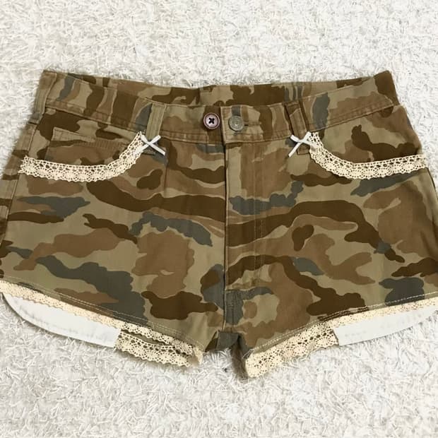 Low rise camo Lace-Trimmed Shorts