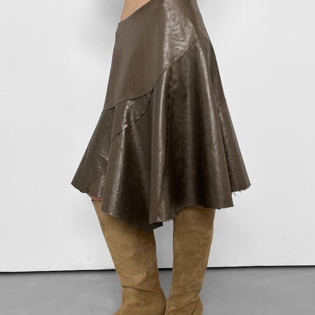 [택포] ASYMMETRIC FAUX LEATHER SKIRT KHAKI