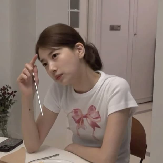 론론  DOUBLE RIBBON SLIM CROP T SHIRT WHIT