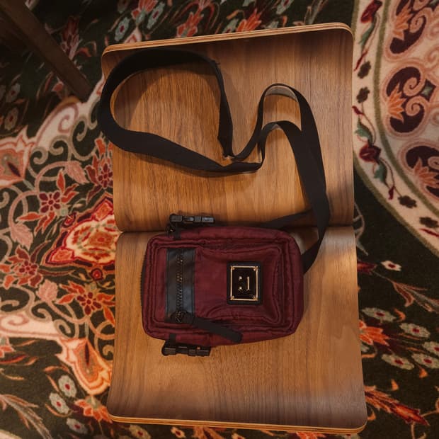 아크네스튜디오 이모지 크로스백