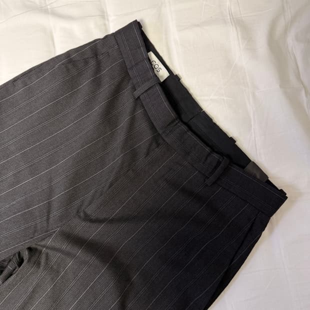 [44] Cos 핀스트라이프 릴렉스드 핏 와이드 레그 트라우저