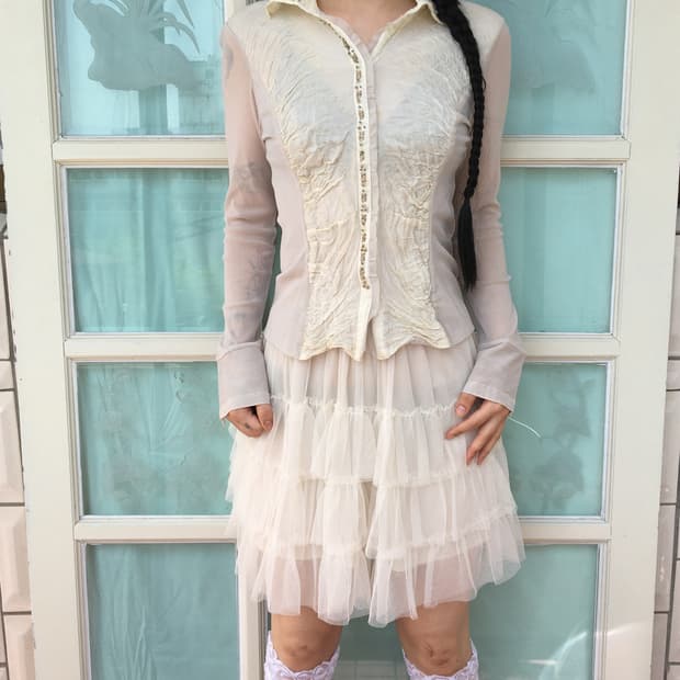 Beads trimming shirt