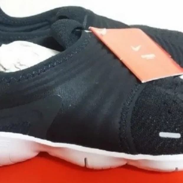 나이키 우먼스 프리런 플라이니트 3.0 검흰 새상품 235