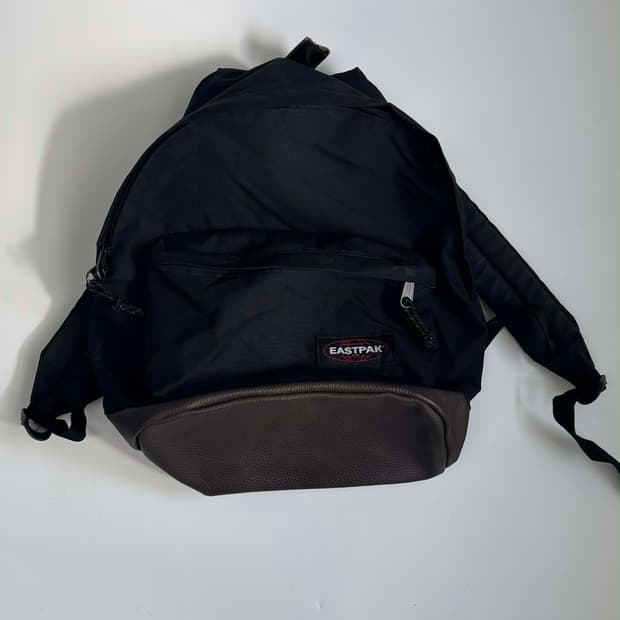 이스트팩 가죽 백팩 블랙